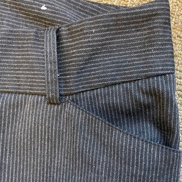 Reitmans Petite pinstriped pants with slanted front pockets women’s size 8 - Picture 2 of 7